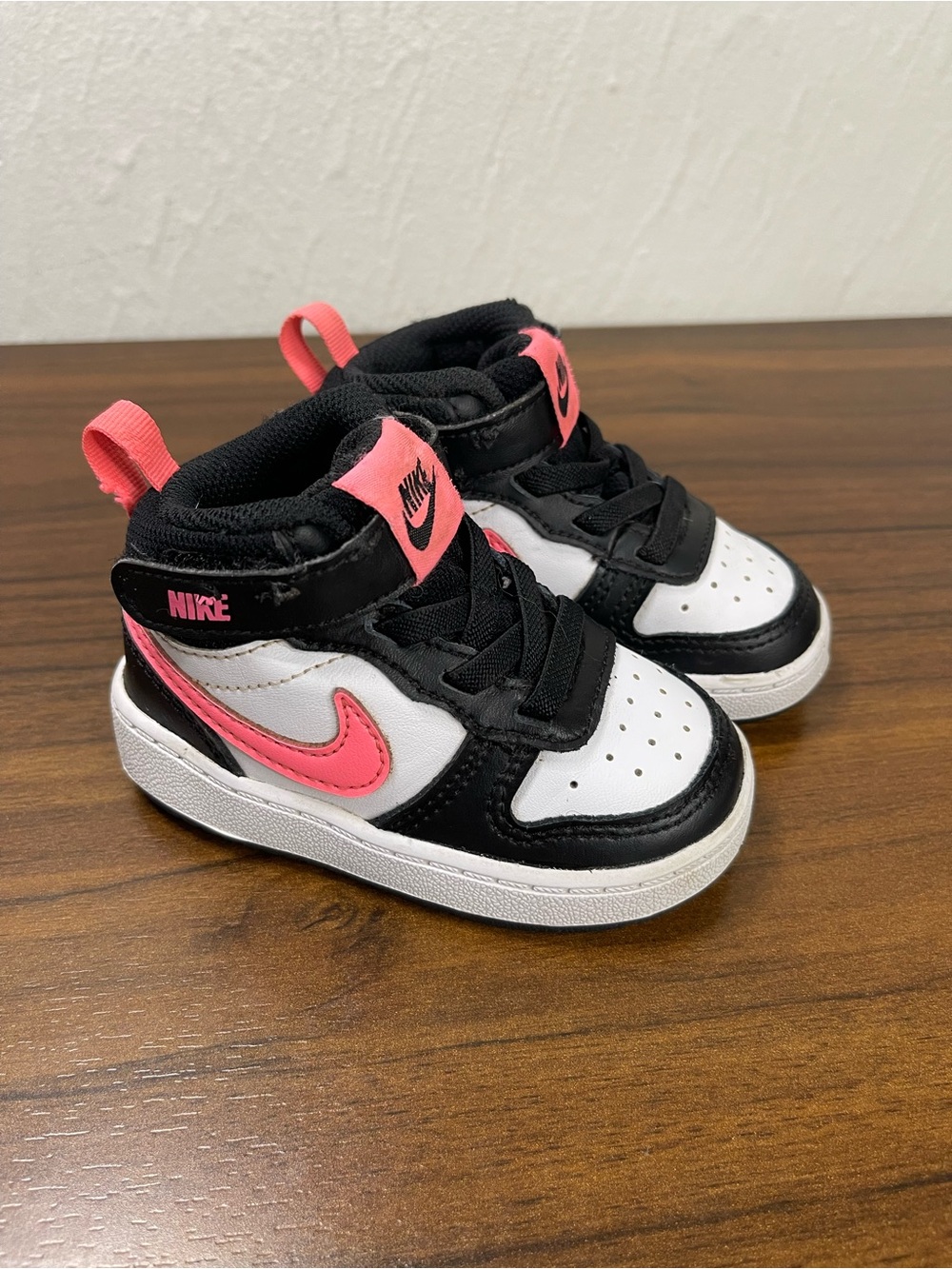 READ DESCRIPTION.  kids nike shoes size 5C
